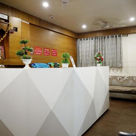 Hotel Madhav Villa Ahmedabad Bagian luar foto