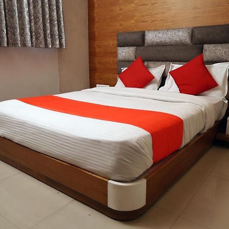 Hotel Madhav Villa Ahmedabad Bagian luar foto