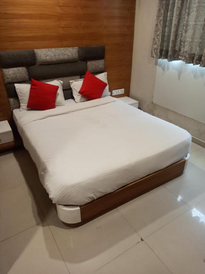 Hotel Madhav Villa Ahmedabad Bagian luar foto