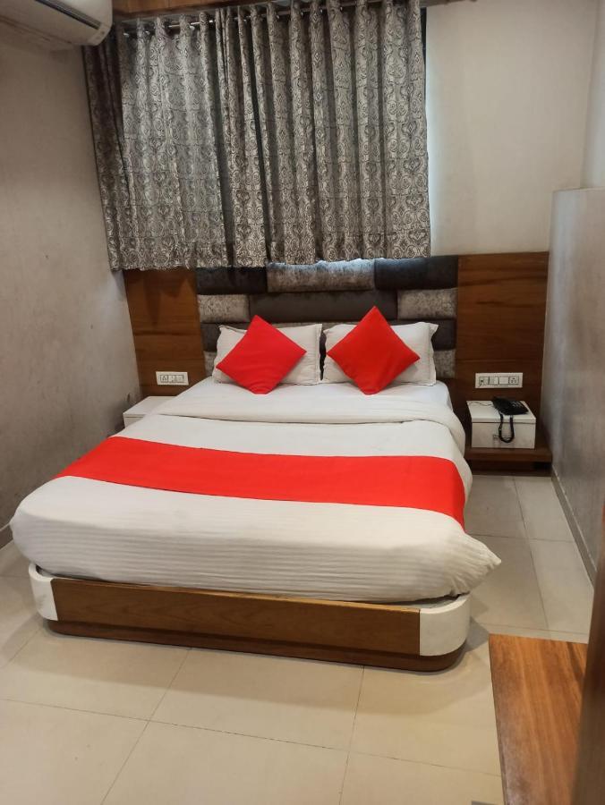 Hotel Madhav Villa Ahmedabad Bagian luar foto