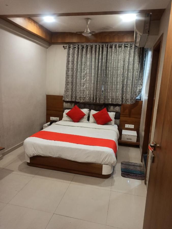 Hotel Madhav Villa Ahmedabad Bagian luar foto