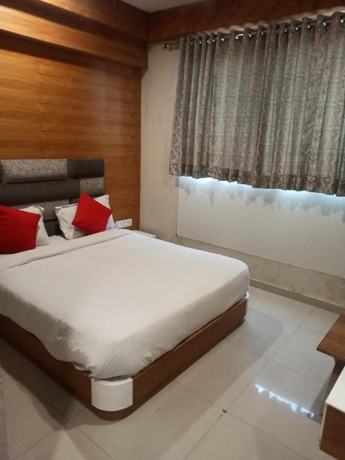 Hotel Madhav Villa Ahmedabad Bagian luar foto