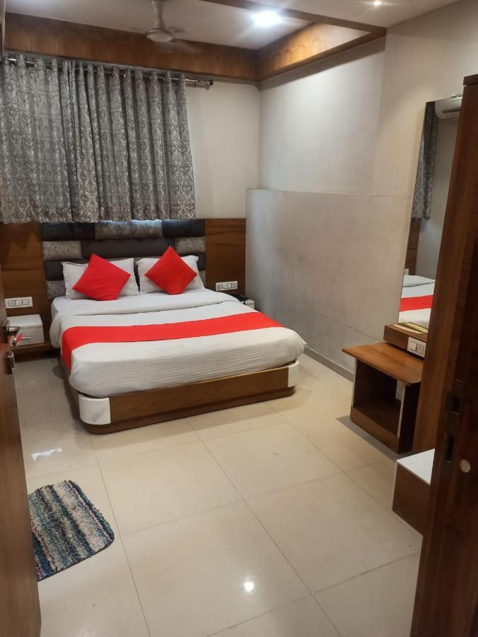 Hotel Madhav Villa Ahmedabad Bagian luar foto