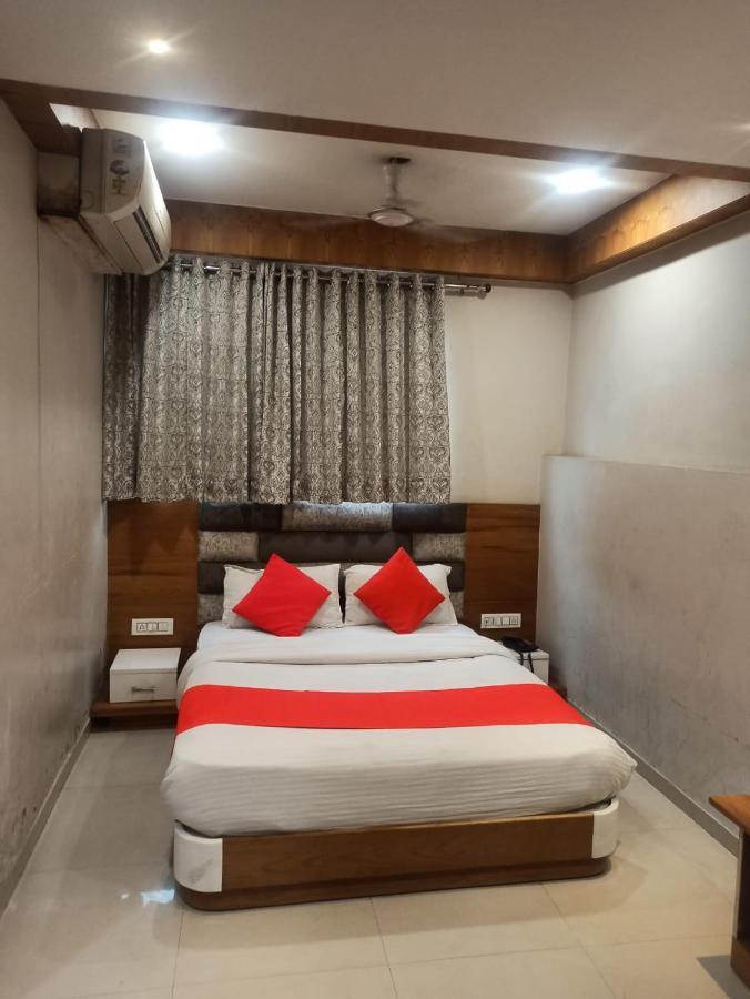 Hotel Madhav Villa Ahmedabad Bagian luar foto