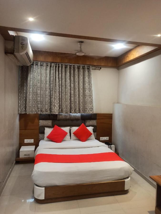Hotel Madhav Villa Ahmedabad Bagian luar foto