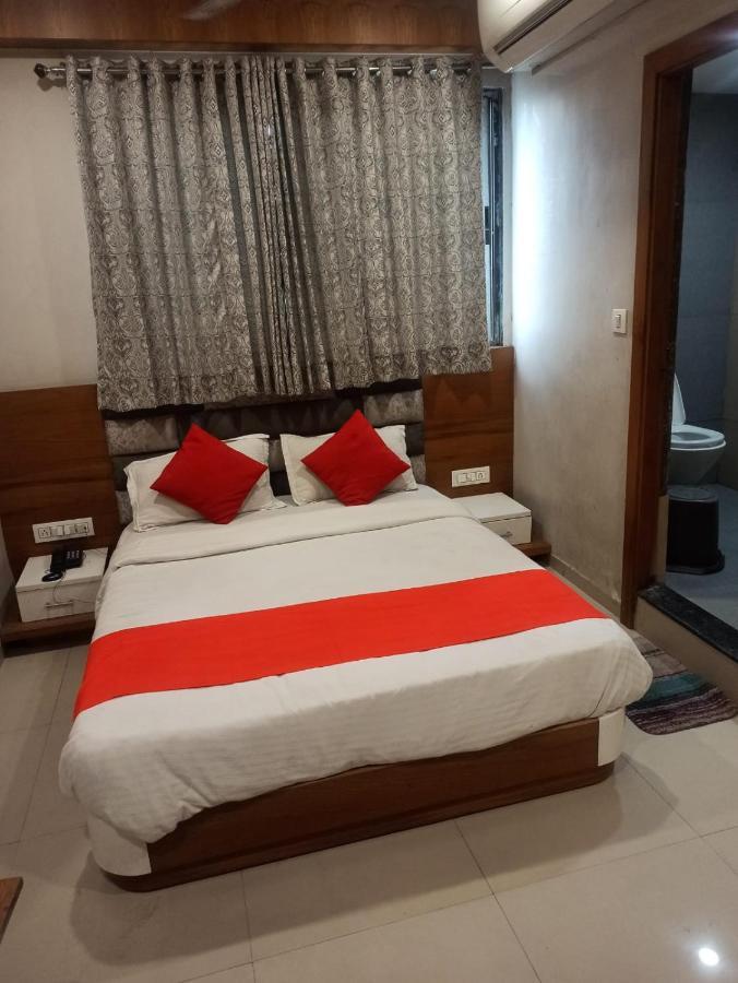 Hotel Madhav Villa Ahmedabad Bagian luar foto