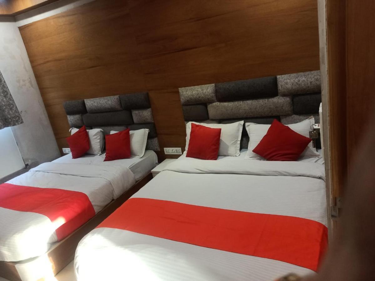 Hotel Madhav Villa Ahmedabad Bagian luar foto