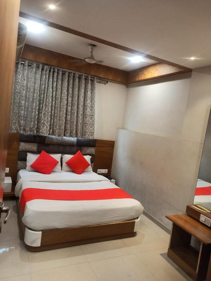 Hotel Madhav Villa Ahmedabad Bagian luar foto