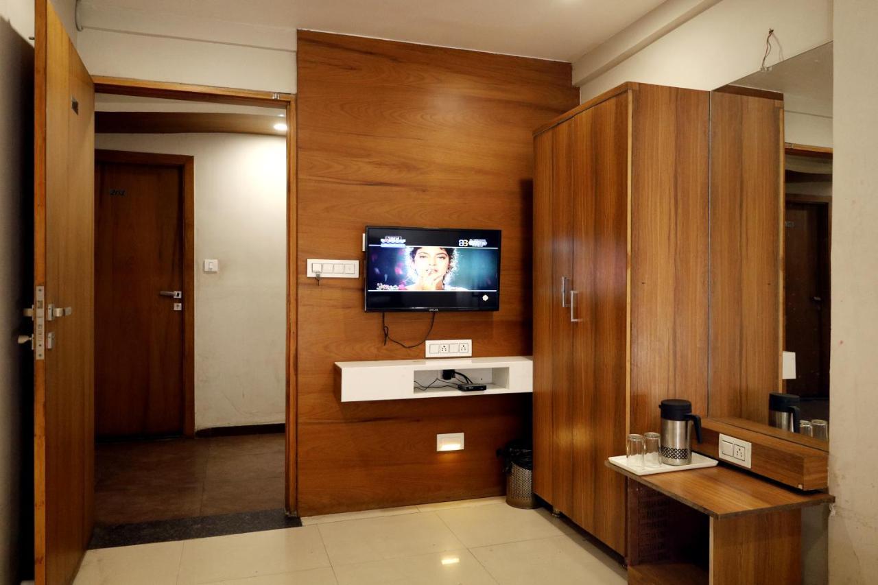 Hotel Madhav Villa Ahmedabad Bagian luar foto
