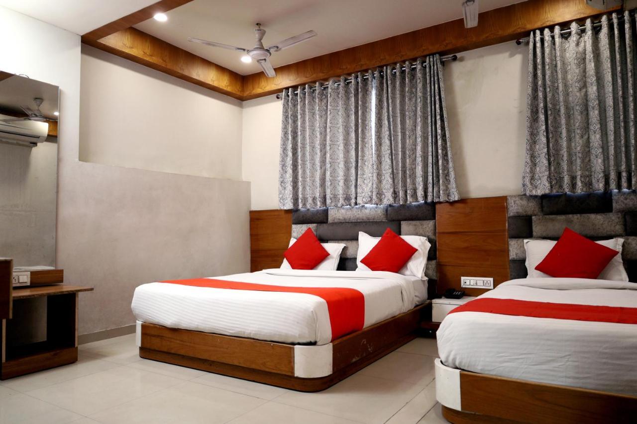 Hotel Madhav Villa Ahmedabad Bagian luar foto