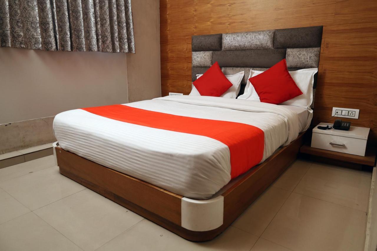 Hotel Madhav Villa Ahmedabad Bagian luar foto