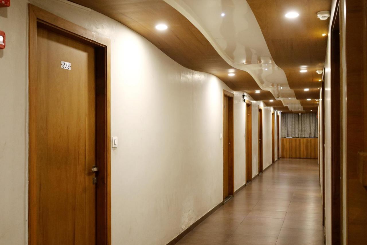 Hotel Madhav Villa Ahmedabad Bagian luar foto