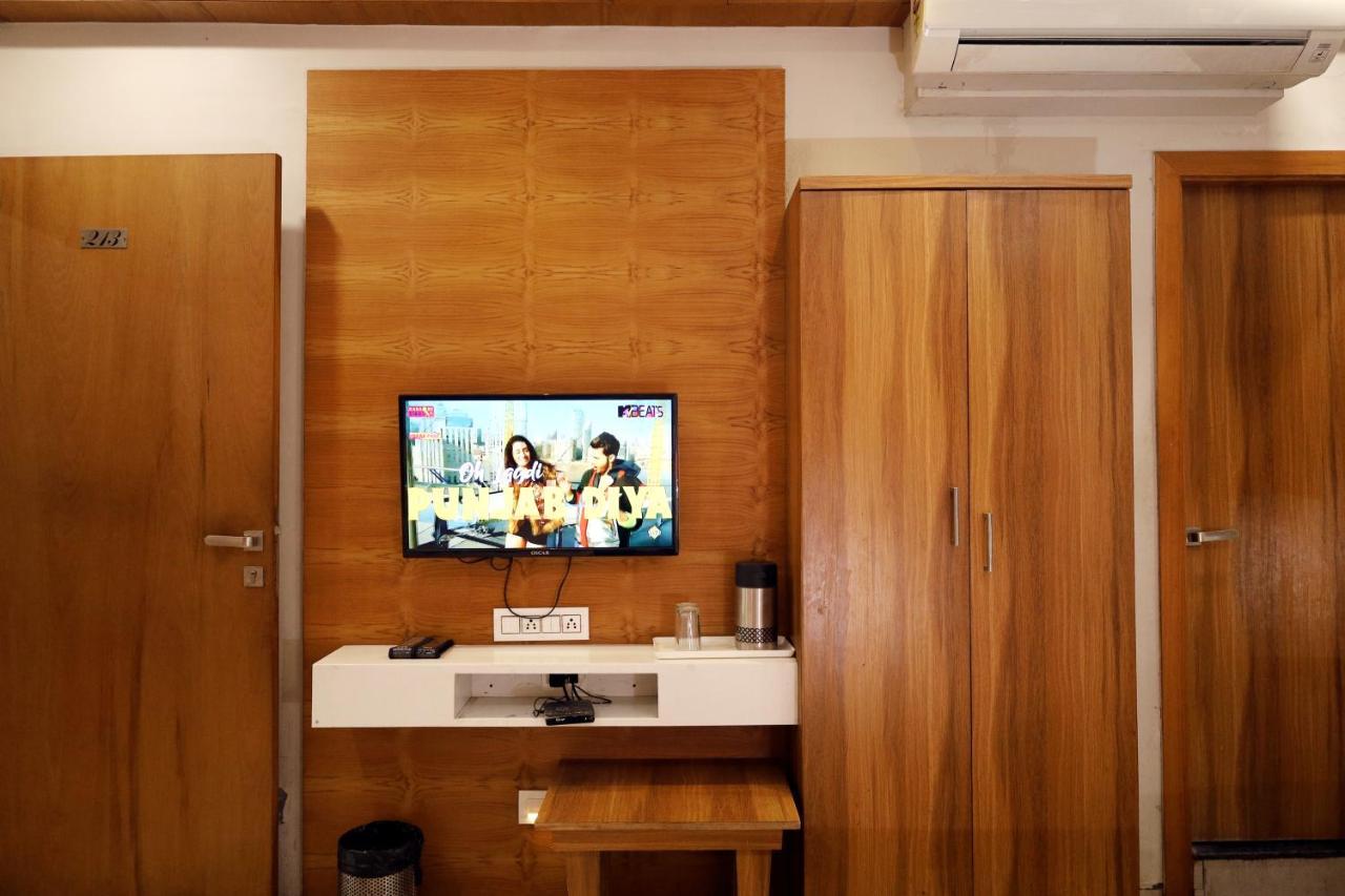 Hotel Madhav Villa Ahmedabad Bagian luar foto